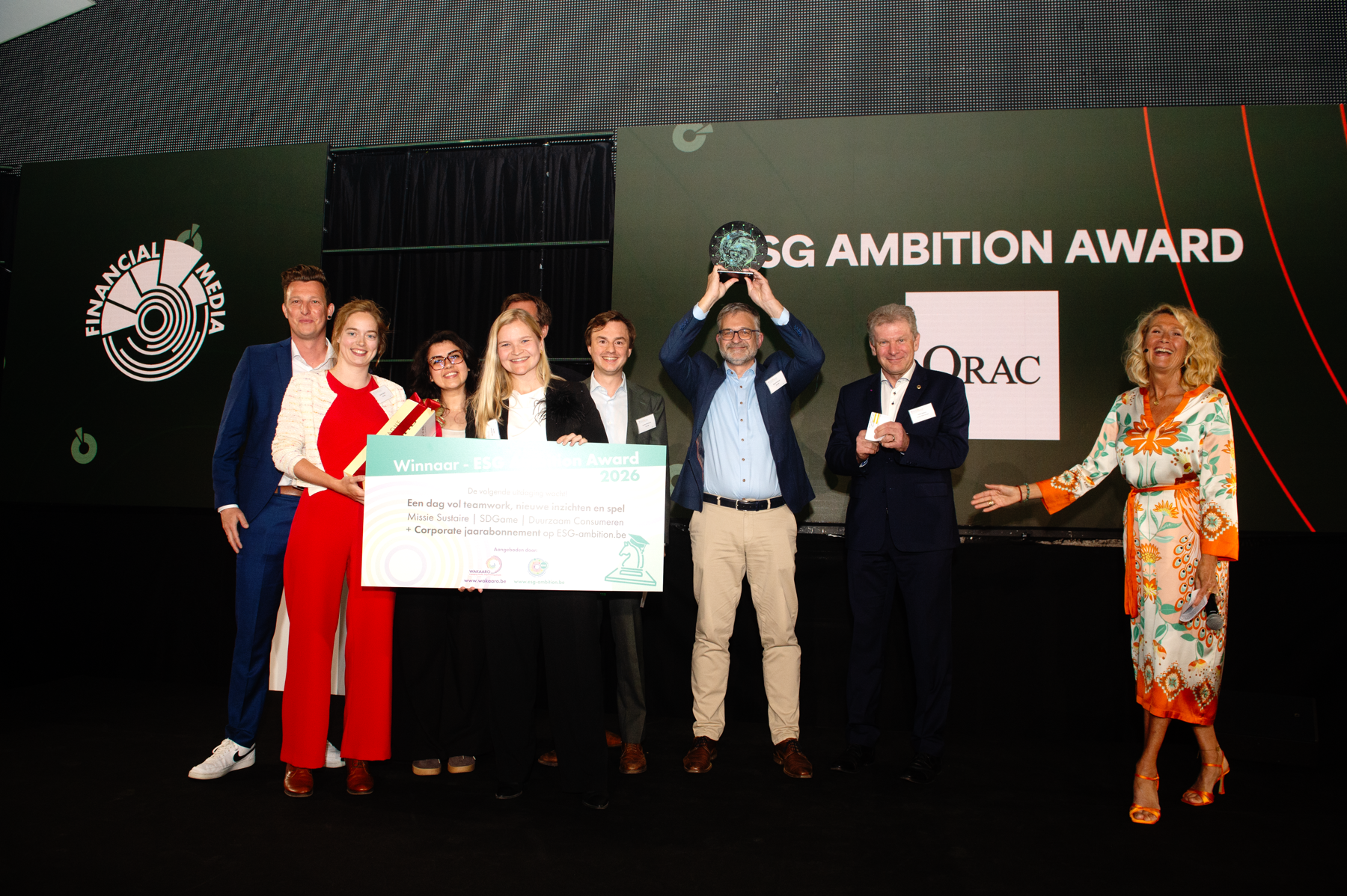 Het bekroonde ESG-team op het podium