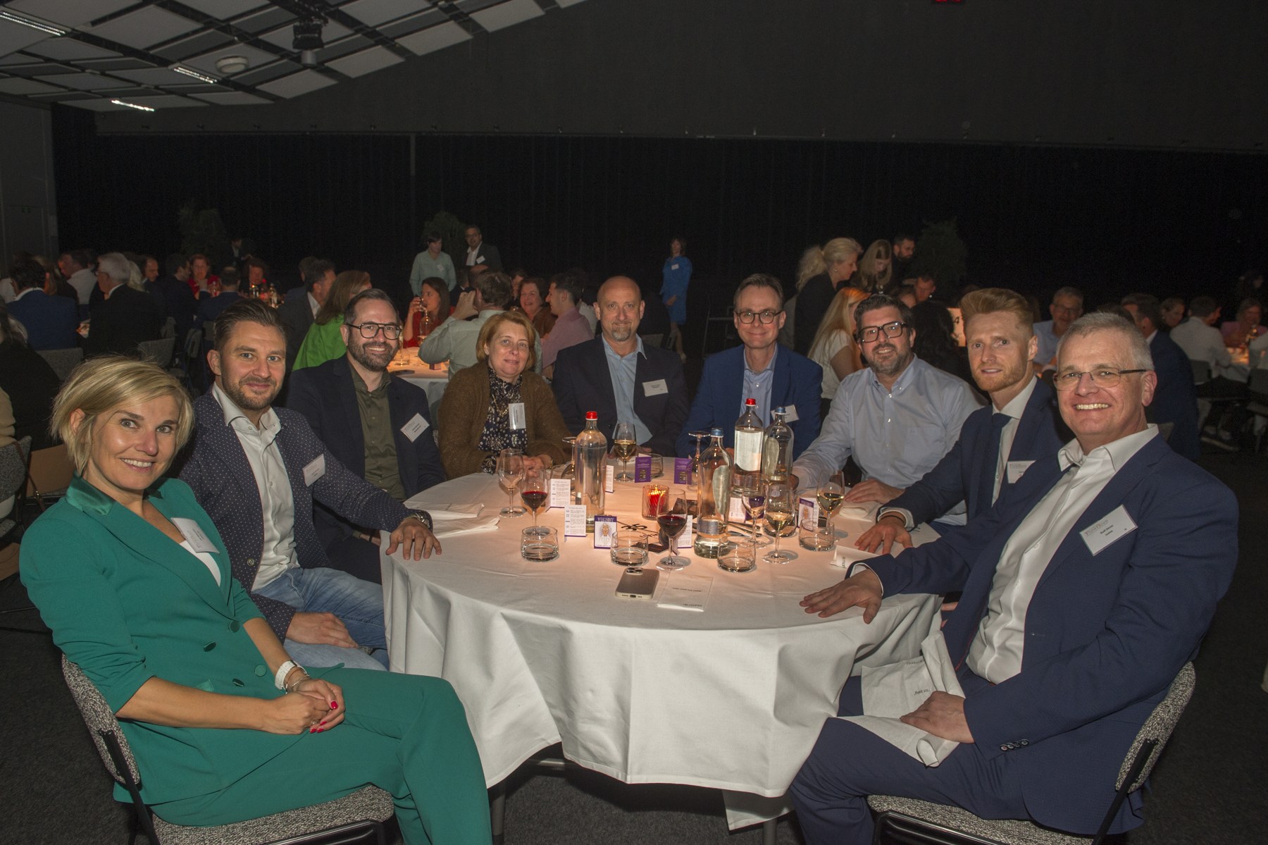 Gasten samen aan tafel tijdens de awardavond